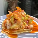 Tostada camarón cocido